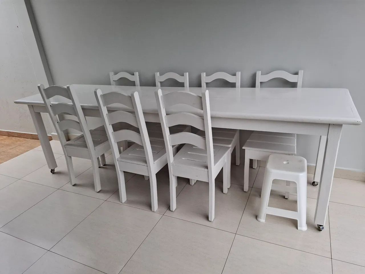 Mesa em madeira com 7 cadeiras