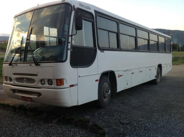 Ônibus Comil Versátile