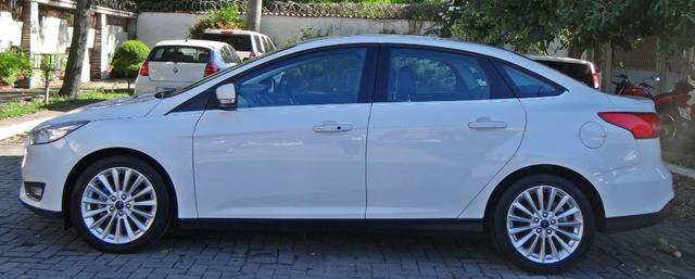 Ford Focus Titanium Fastback C/ Teto Solar 2.0. Branco 2016/17 - Foto 4