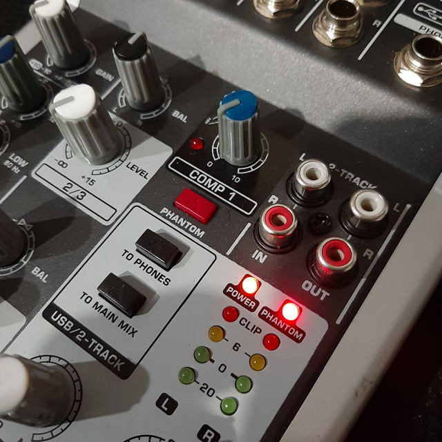 Behringer Xenyx Q502