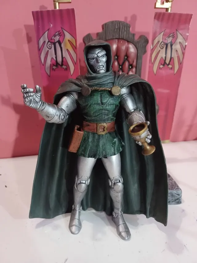 Dr. DOOM com Trono , action Toys