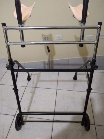 Andador triangular com apoio antebraço - Foto 4