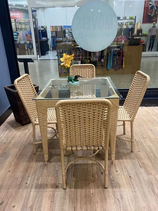 Mesa com 4 e 12 lugares 