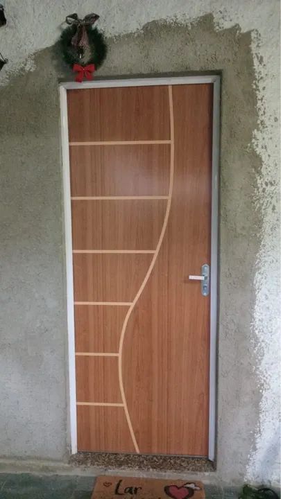 Porta de madeira maciça com design moderno