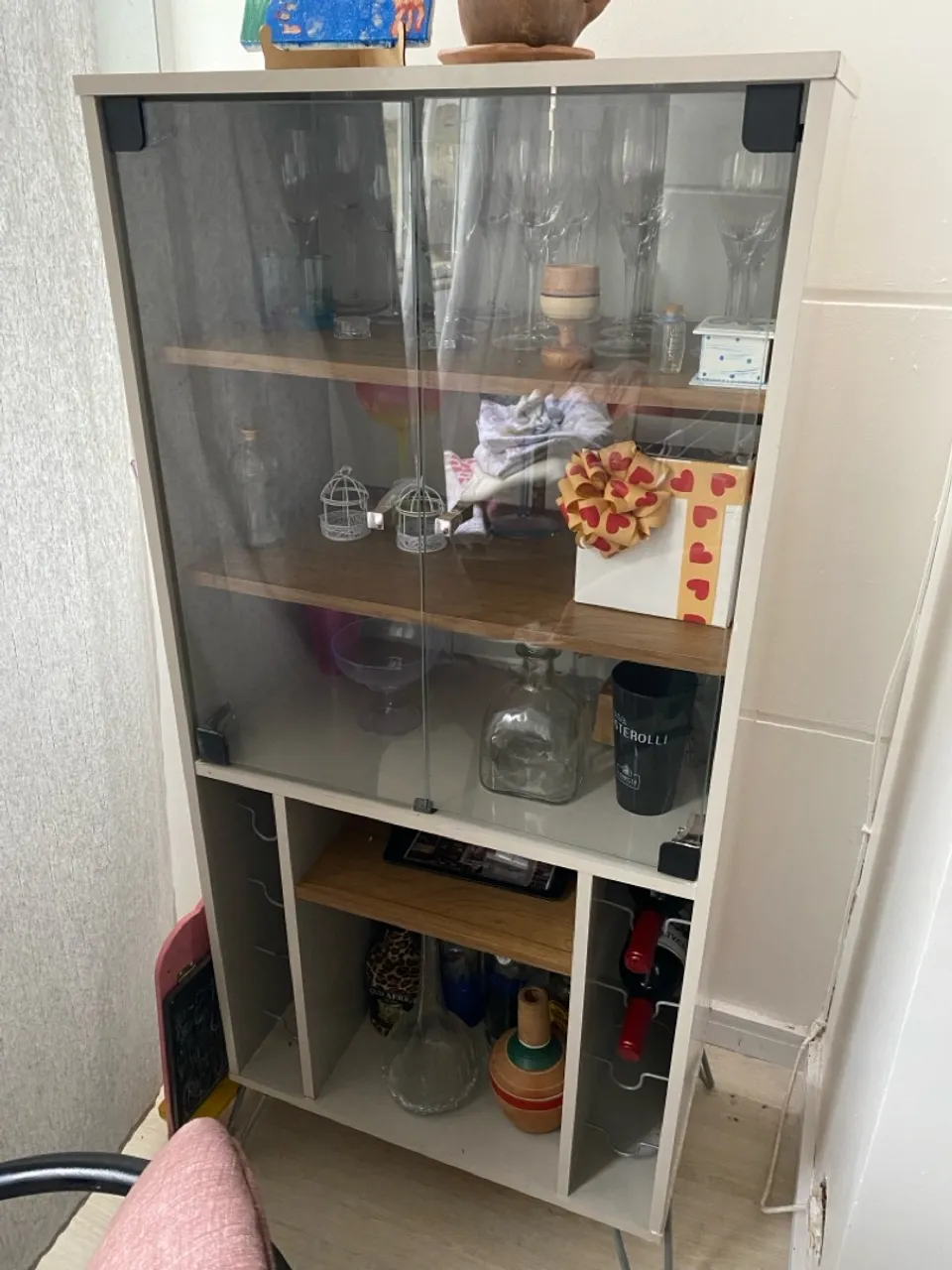 Móvel de Vidro com Prateleiras - Ideal para Decoração