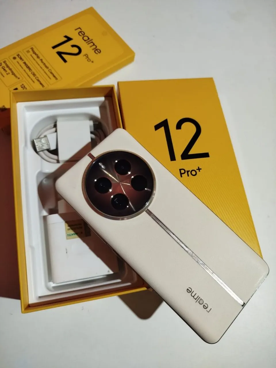 Realme 12 pró+ plus 5G processador snapdragon 7S gen2 câmera de 120xzoom , tela curva.