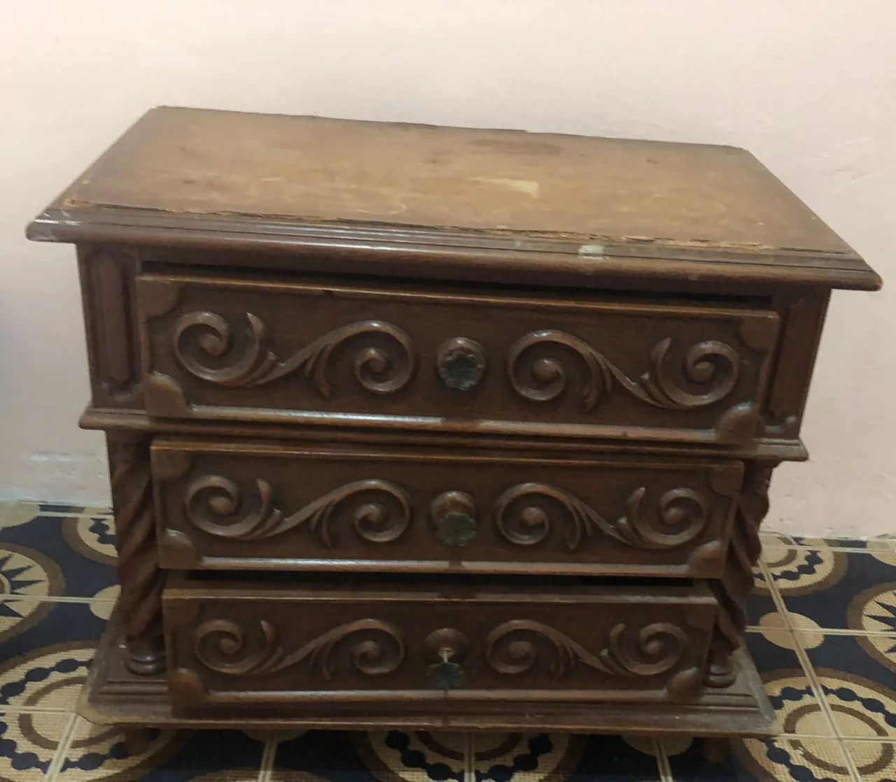 Mesa de cabeceira com 3 gavetas.