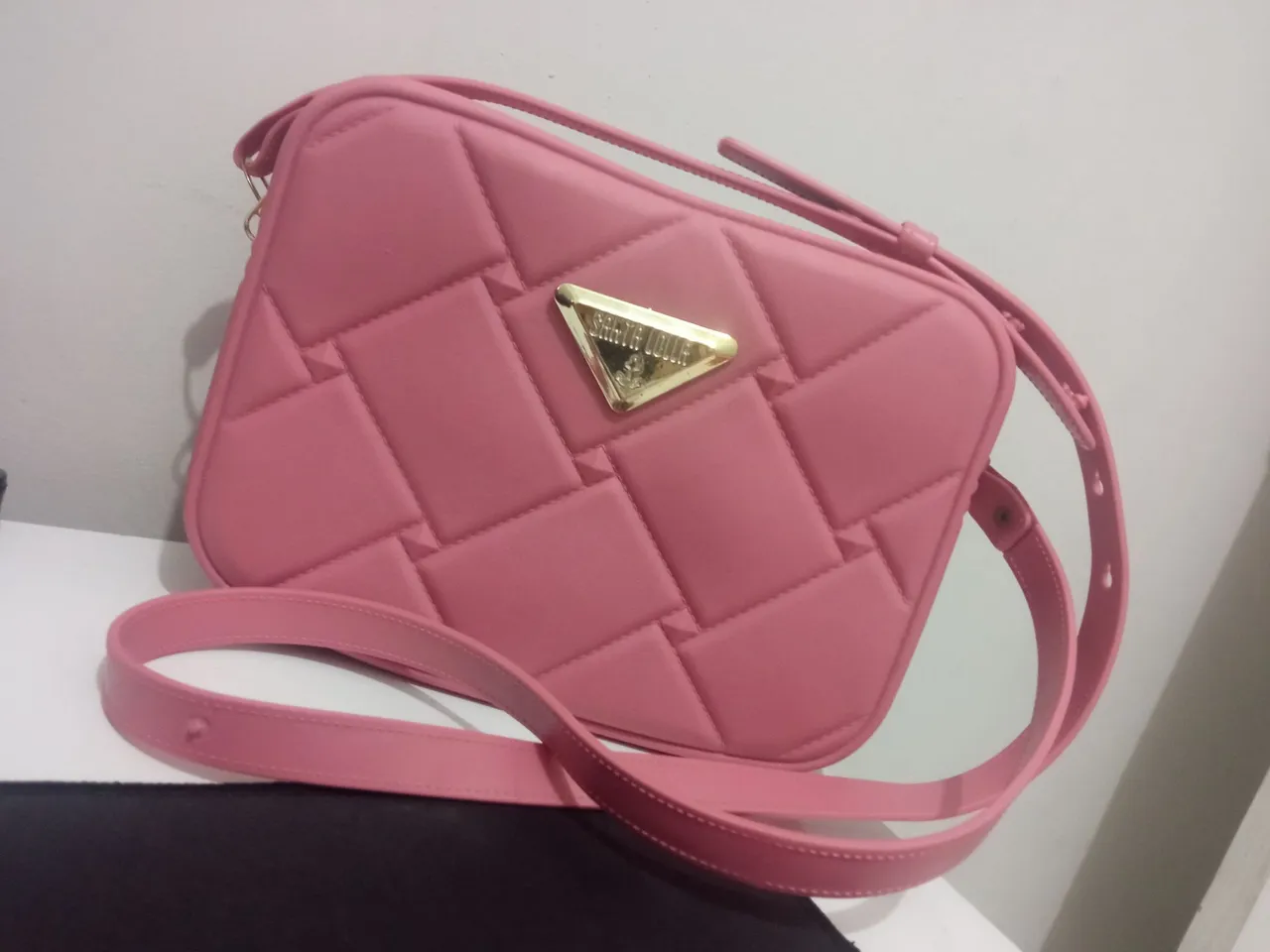 Bolsa de Ombro Rosa com Detalhes em Relevo