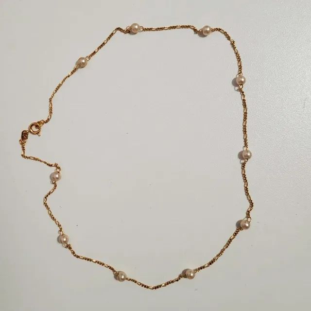 Colar dourado com bolinhas peroladas