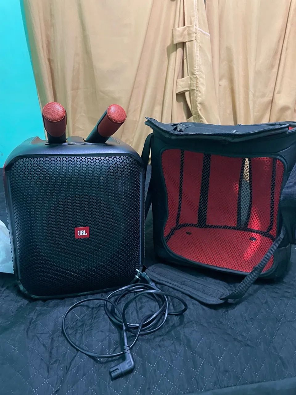 Caixa de Som JBL Portátil com Microfone