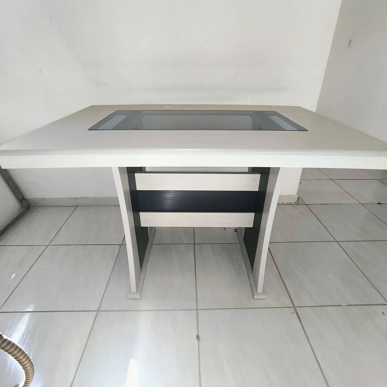 MESA DE MADEIRA COM VIDRO NO MEIO  - Foto 4