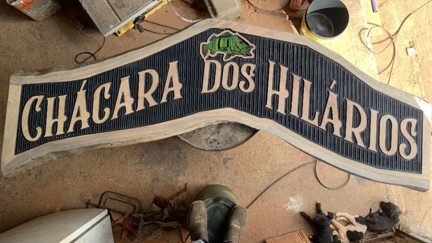 Placa de Madeira Entalhada com Borda Orgânica (2m x 50cm) 