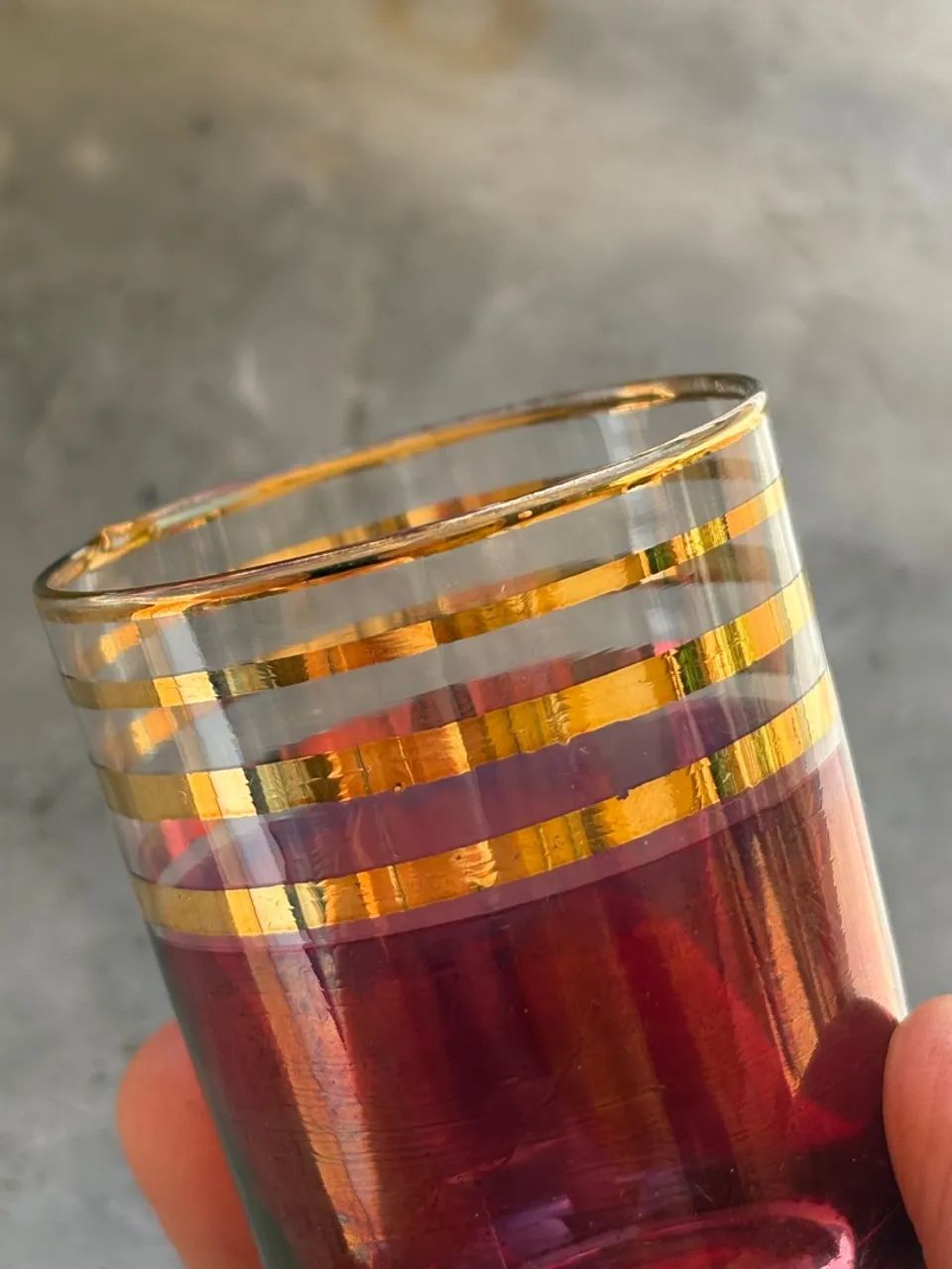 Copo de vidro, fundo duplo, rubi com detalhes dourados 7,5cm - Foto 3