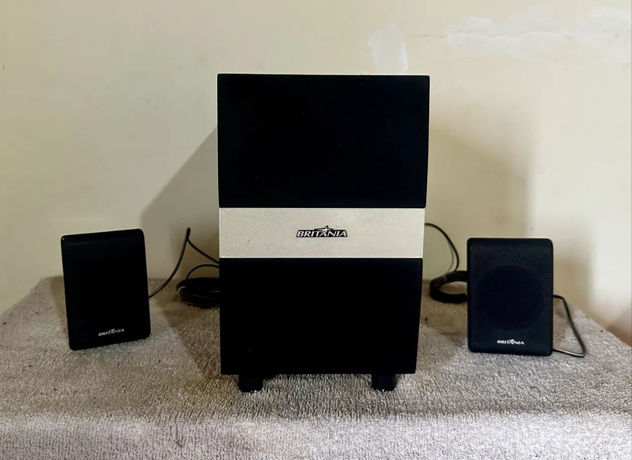 Caixa de som trio subwoofer.