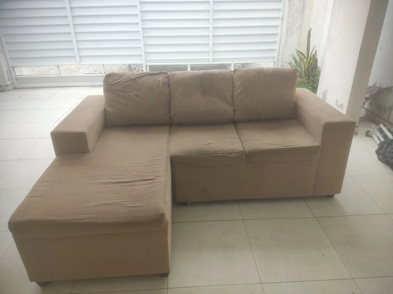 Sofá de canto espaçoso e confortável