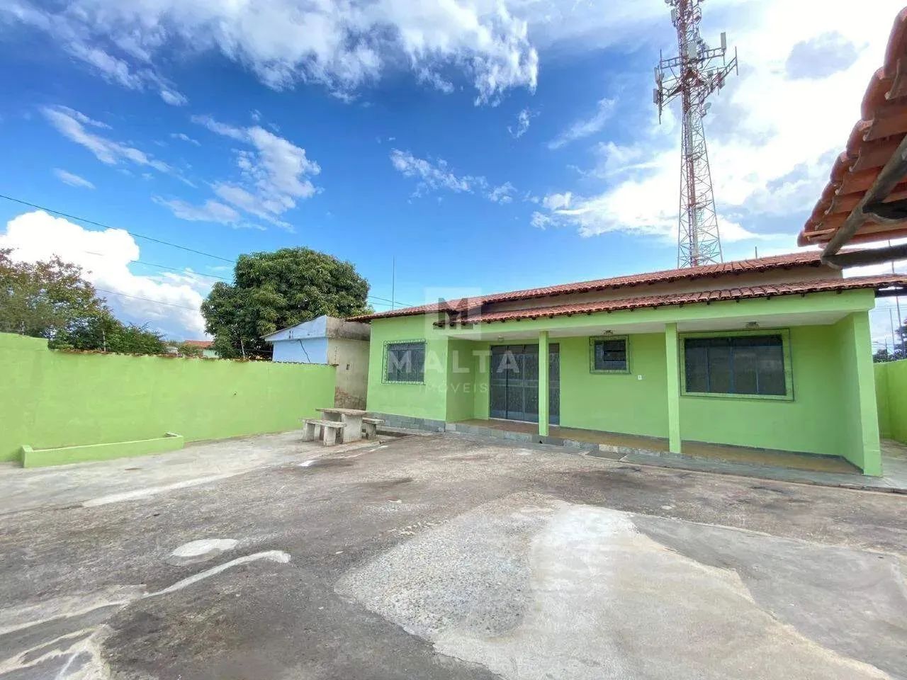 Casa com 03 quartos à venda no bairro Tirol.