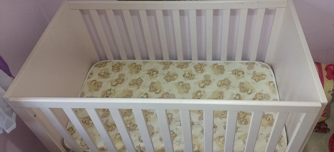 Berço Infantil Rosa com Detalhes em Madeira - Foto 2