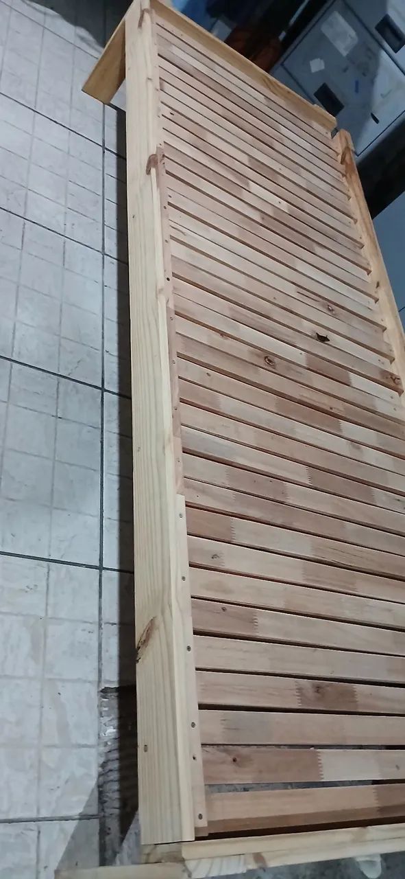 Cama de madeira sob medida