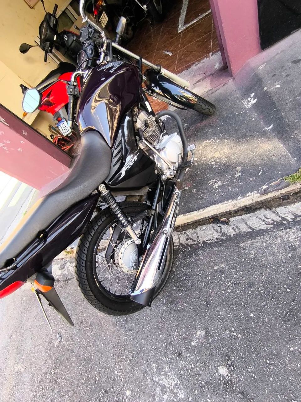 Moto nova único dono pouco km para o ano dela 