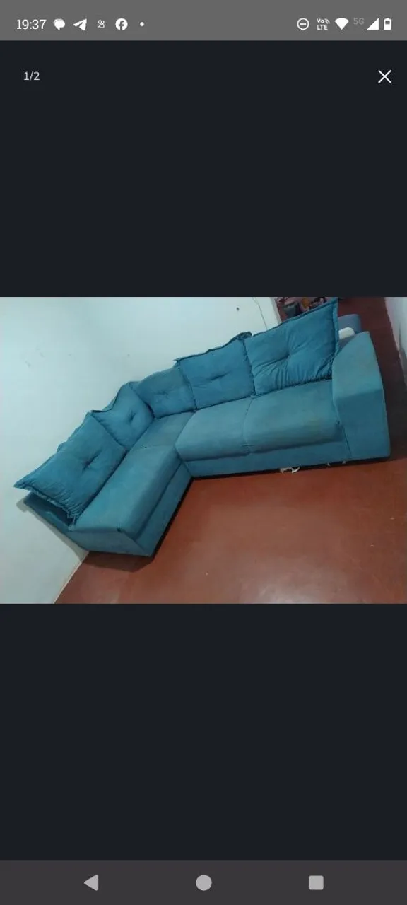Sofá de canto azul confortável