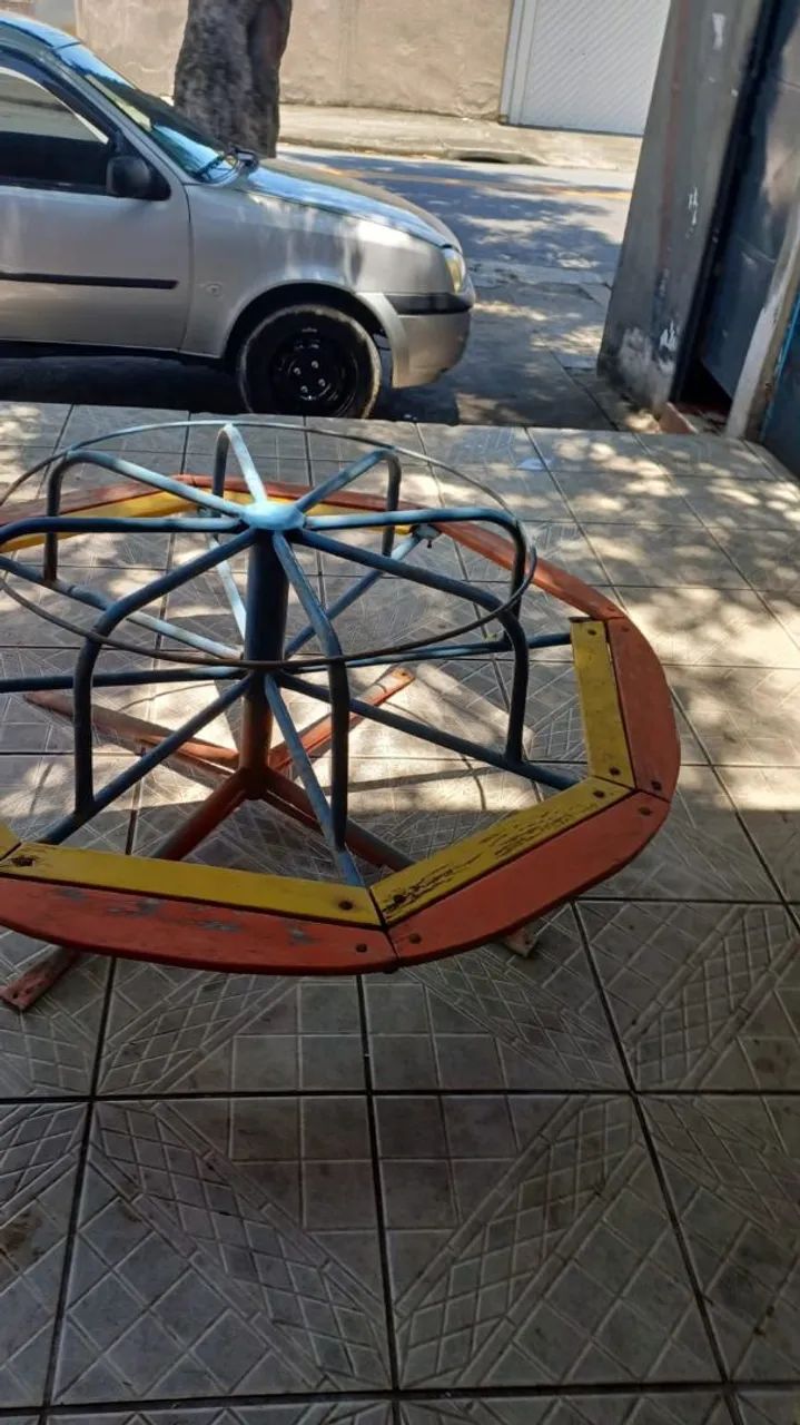 Carrossel infantil para área externa