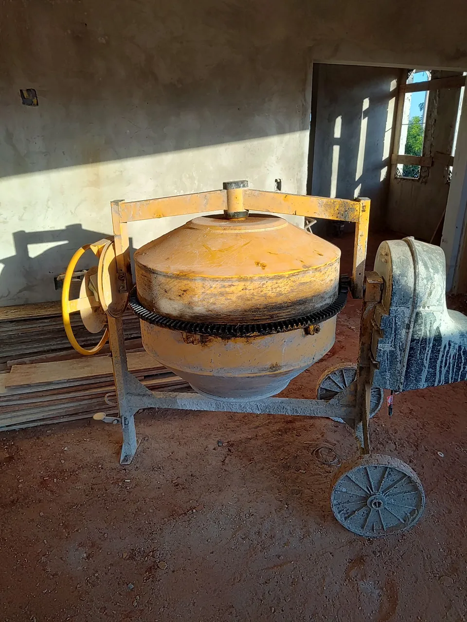 Betoneira Amarela em Ótimo Estado