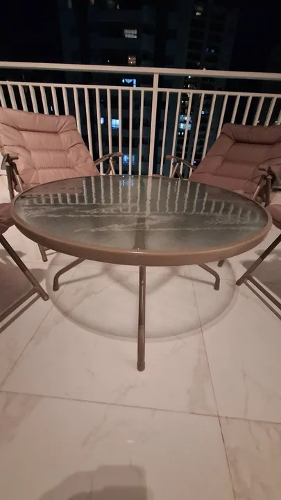 Mesa centro e quatros cadeiras
