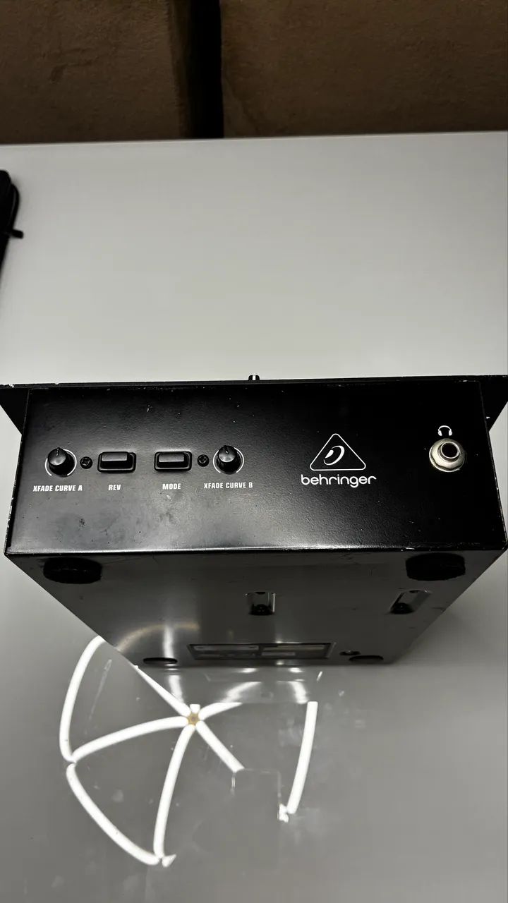 VENDO MIXER BEHRINGER NOX 404-ESTADO DE NOVO - Foto 2