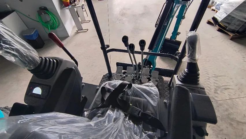 Mini Escavadeira 1800 kg motor 3 cilindros diesel  - Foto 5