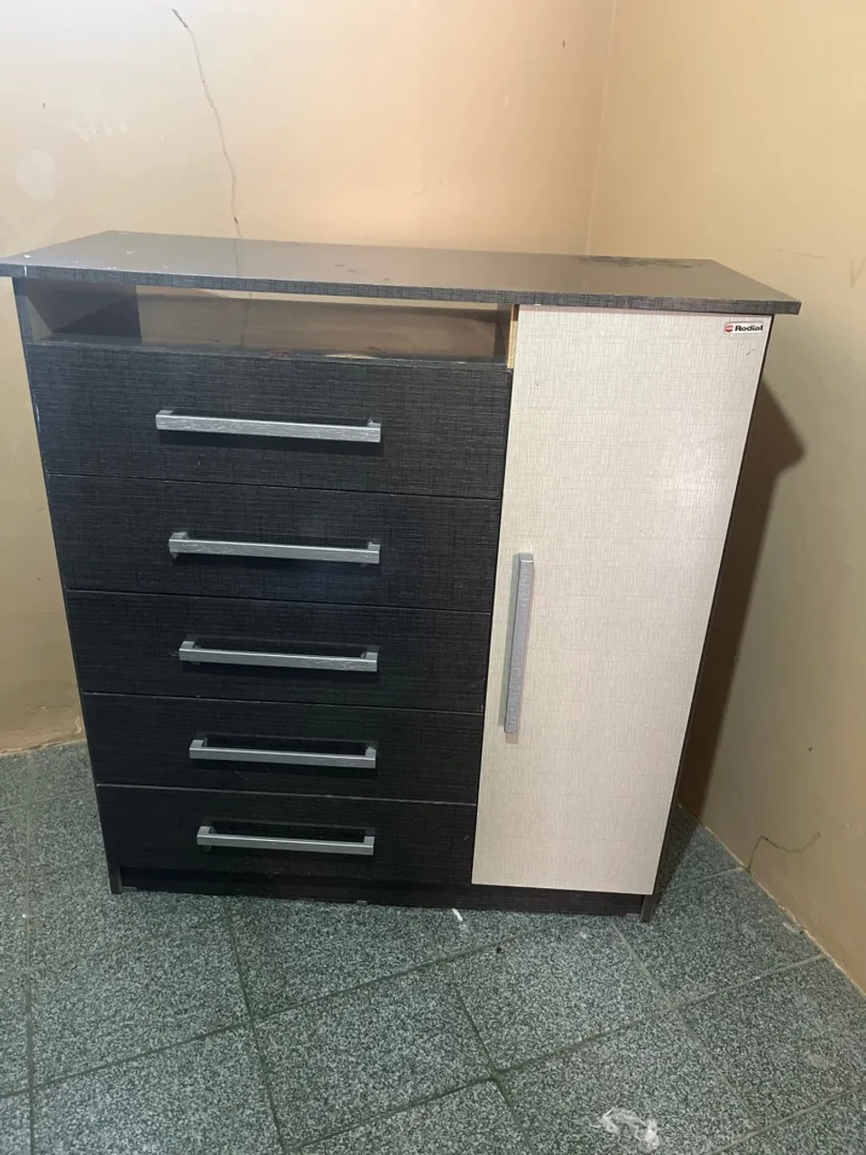 Cômoda com 5 gavetas e uma porta lateral