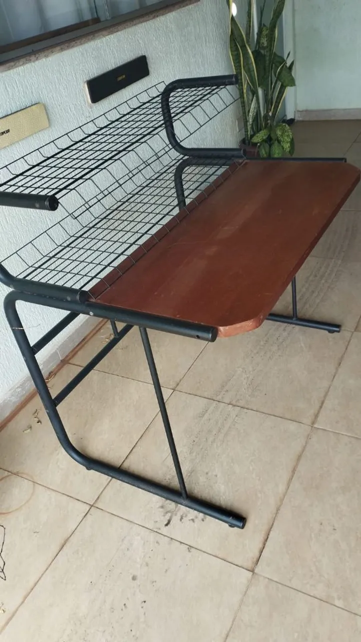 Escrivaninha Retrô com Detalhes em Metal