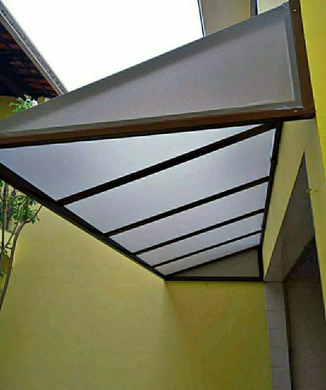 Toldo com lona translúcida 