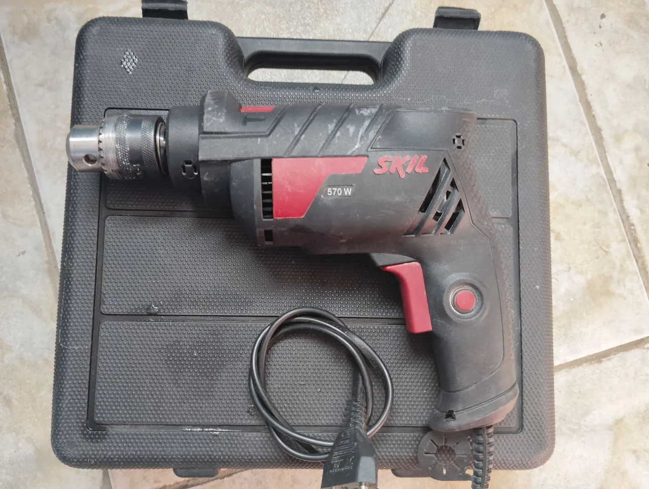 Furadeira SKIL 570W com Maleta.