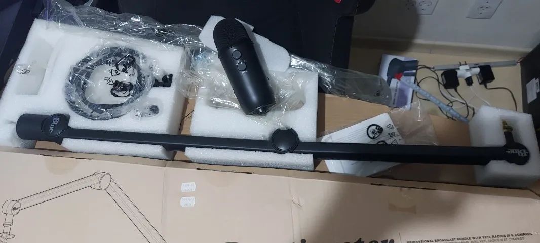 Microfone Condensador Blue Yeticaster USB com Suporte de Suspensão - Foto 2