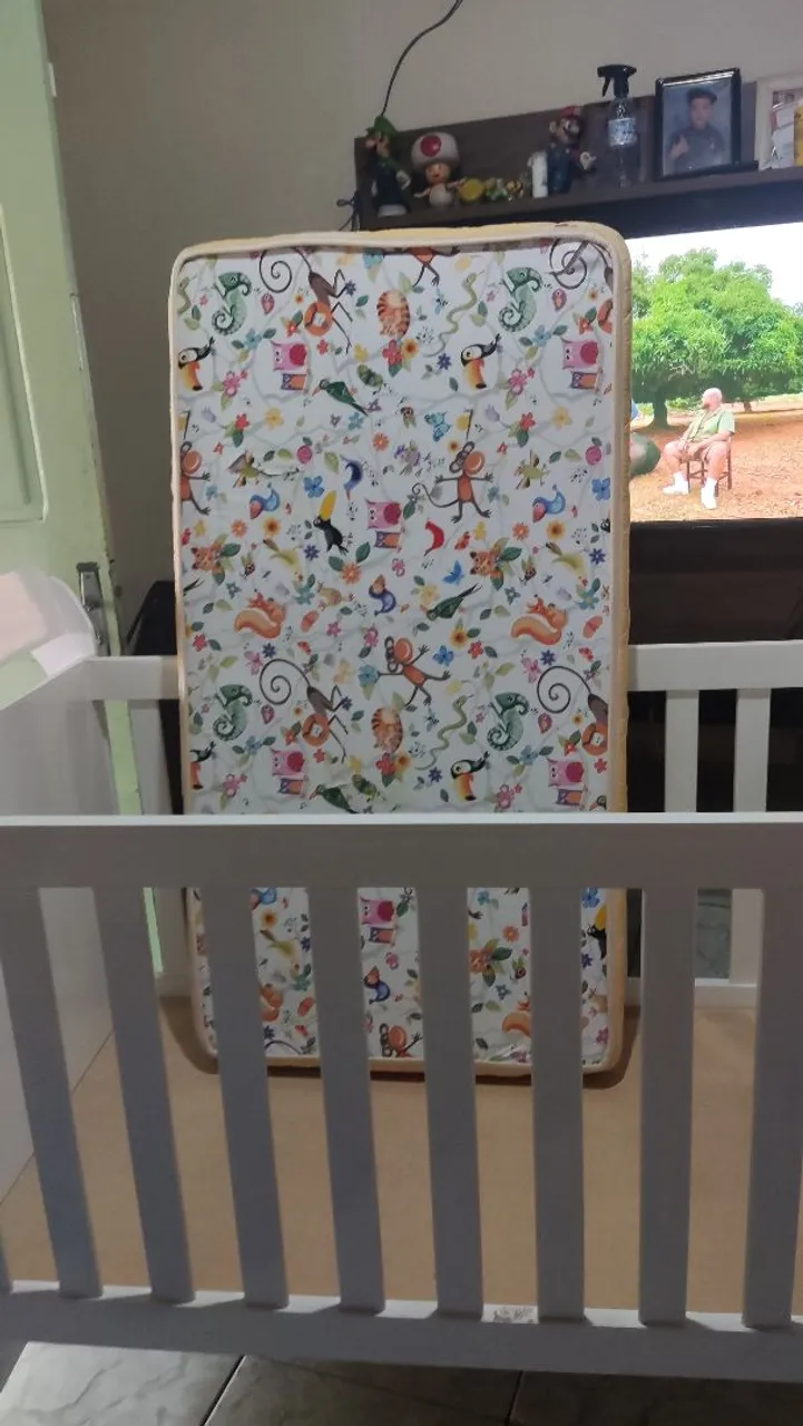 Colchão + berço infantil com estampa divertida