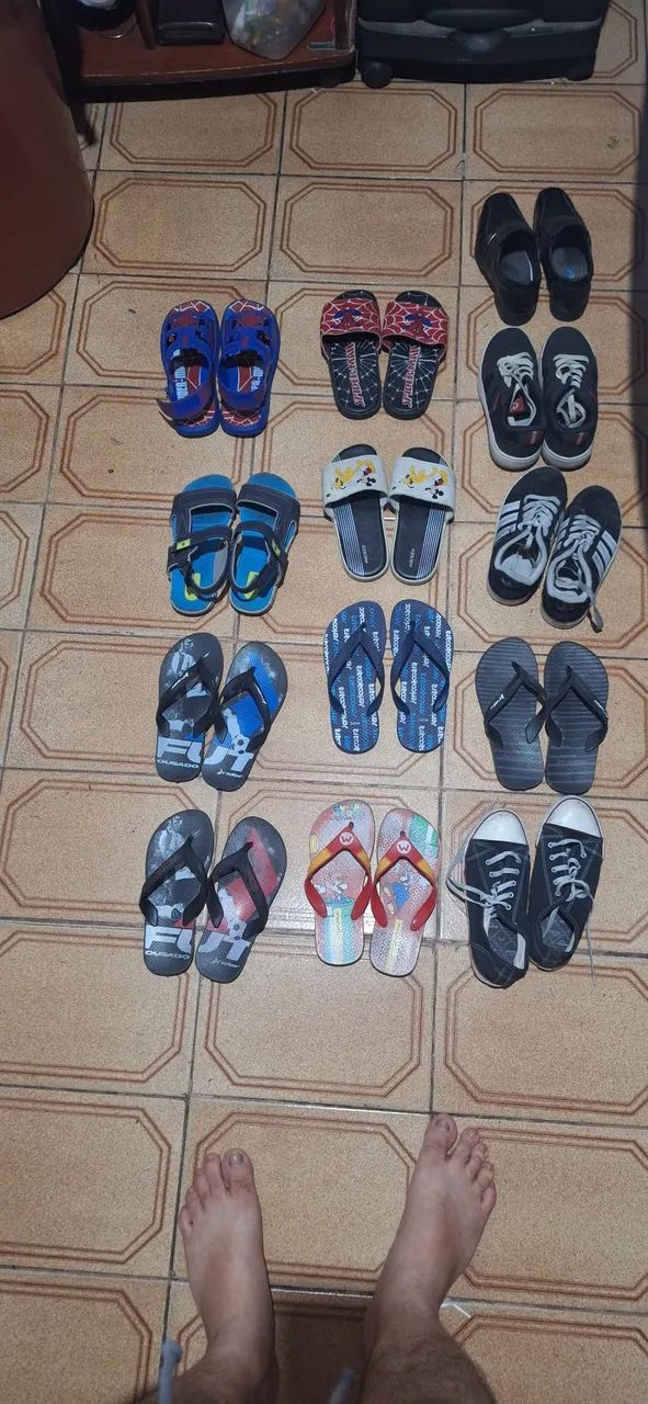 Lote de 13 pares de sandálias, percata e sapatos  