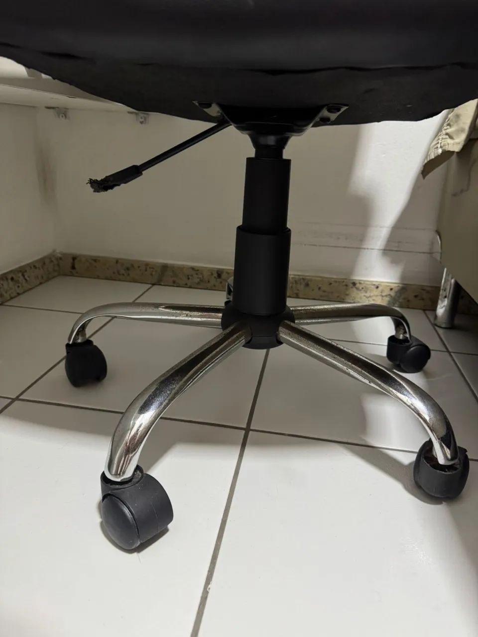 Cadeira de Escritório Giratória - Precisa de Pequenos Reparos - Foto 3