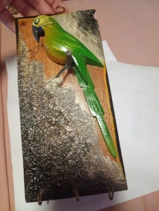 Vendo um Porta-Chaves de Madeira com Papagaio