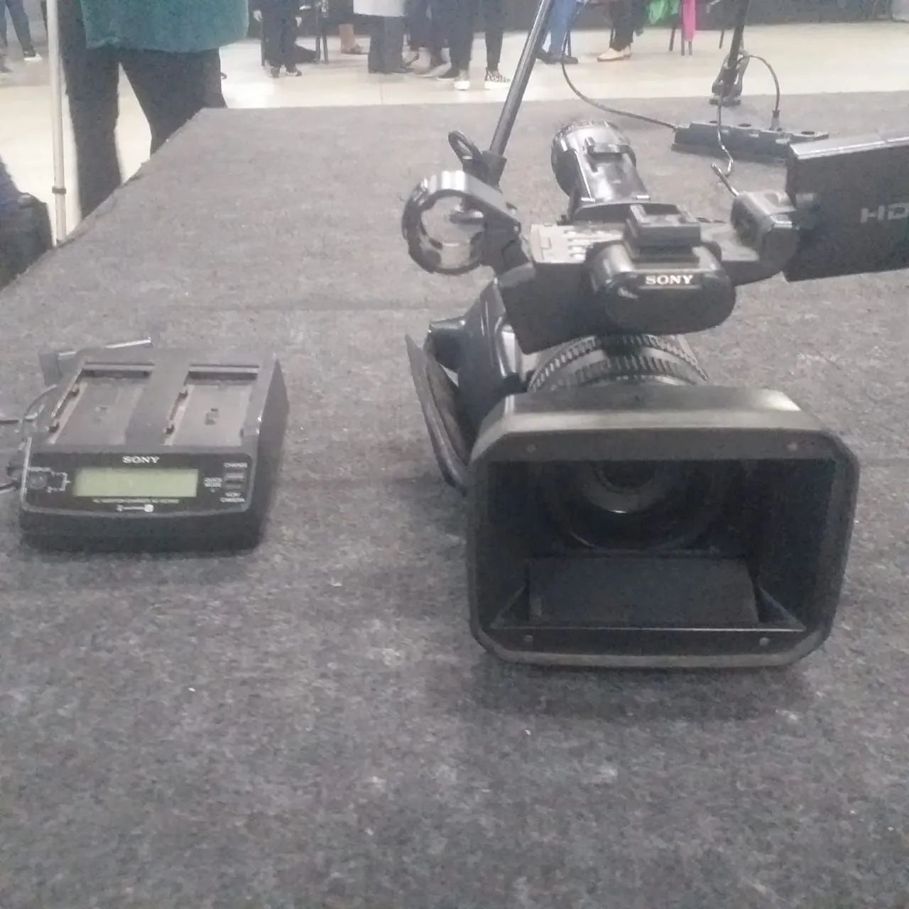 Filmadora Sony Z5 + tripé e cartão de memória  - Foto 3