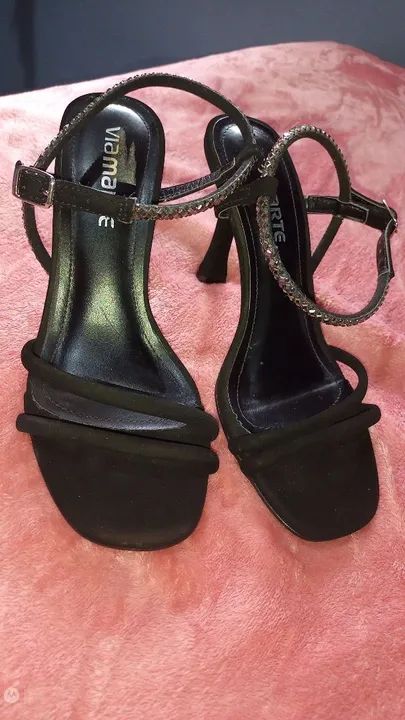 Sandálias pretas de salto alto