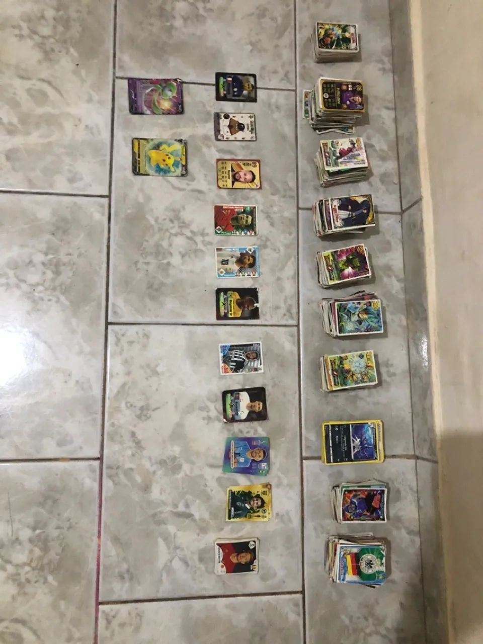 Cartas de vários jogos e desenhos animados tem cr7 messi e neymar1.176 cartas - Foto 2
