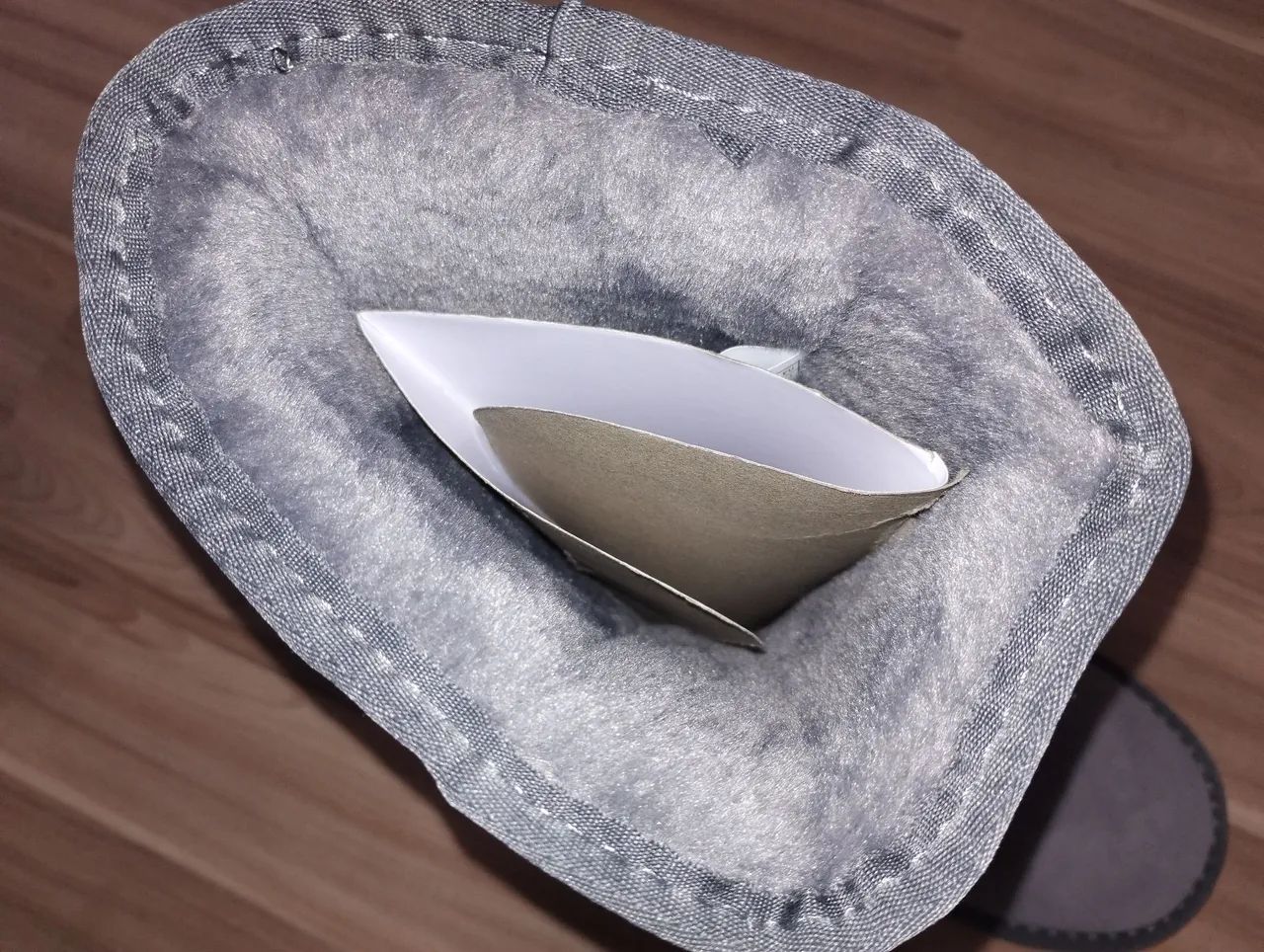 Bota feminina cinza forrada com pelo - Foto 6