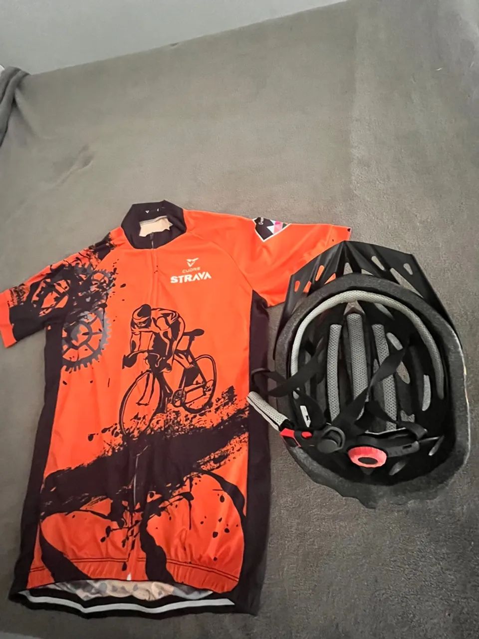 Camiseta de ciclista e capacete  - Foto 5