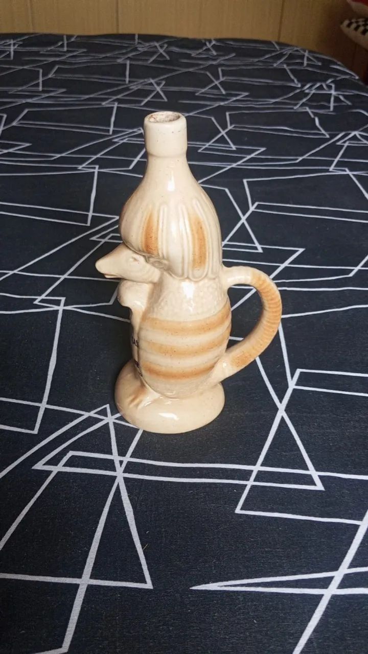 Garrafa Em Porcelana Em Forma De Tatu #av