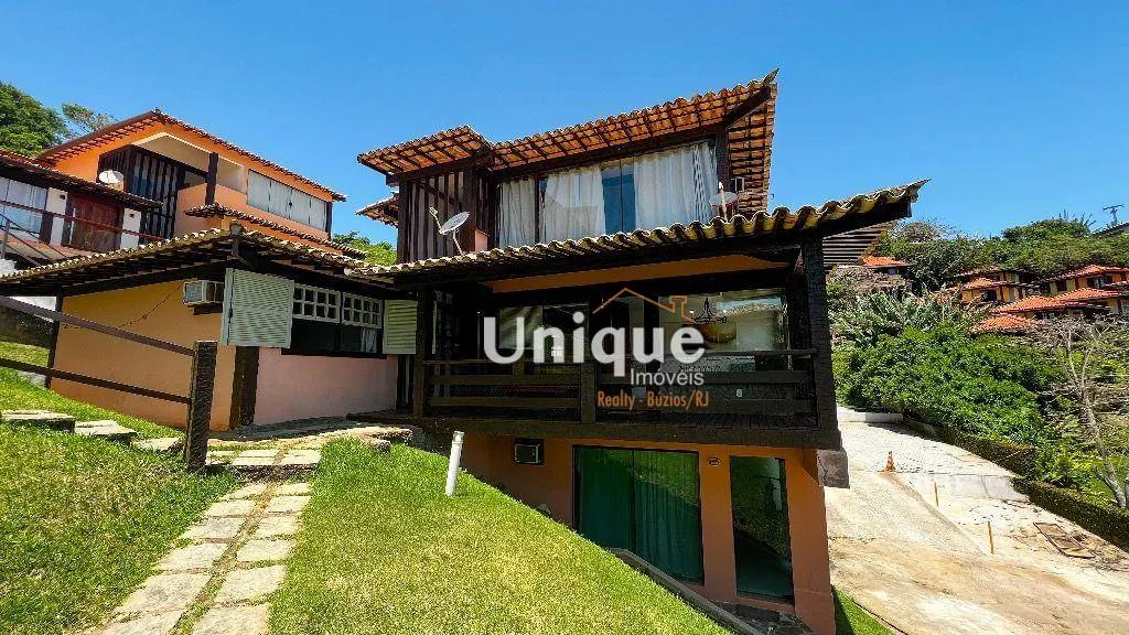 Casa em condomínio a 200m da praia de João Fernandes!