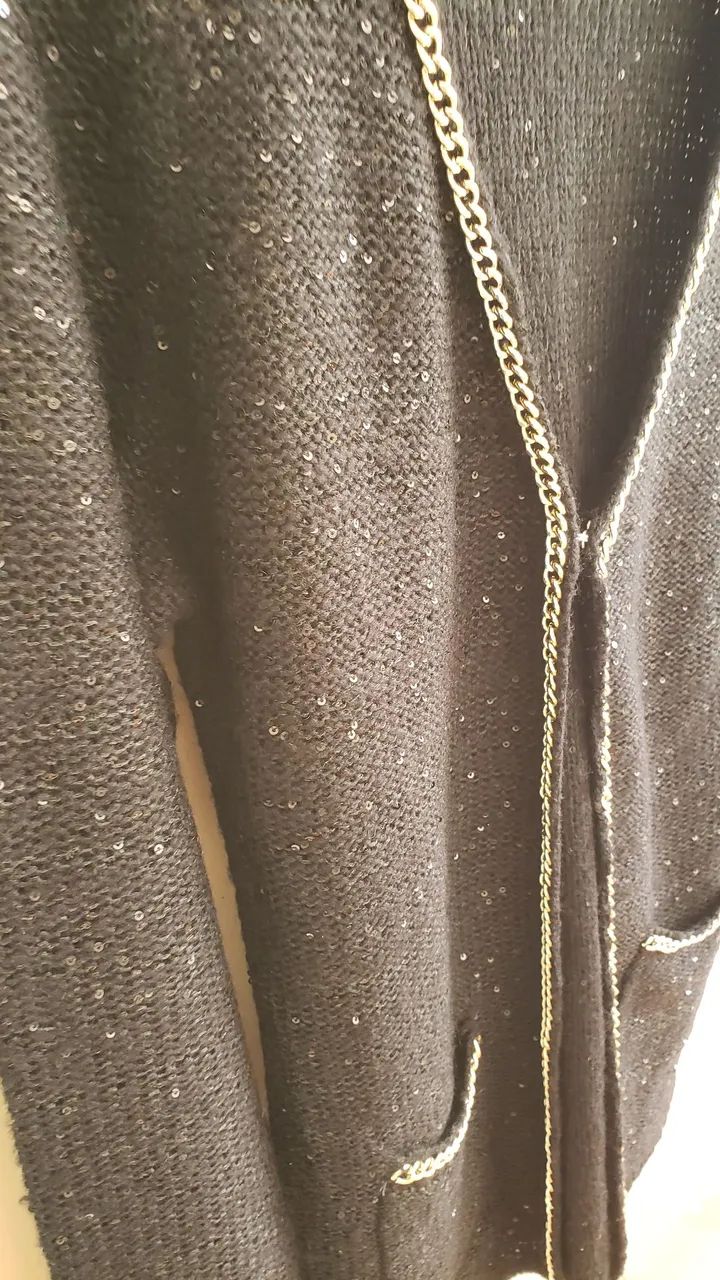 Blusa preta com paetê e corrente dourada - Foto 4