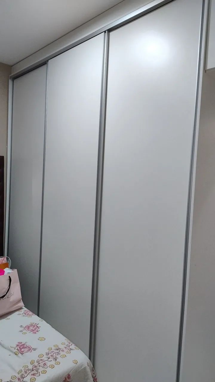 Guarda-Roupa Branco com Portas de Correr