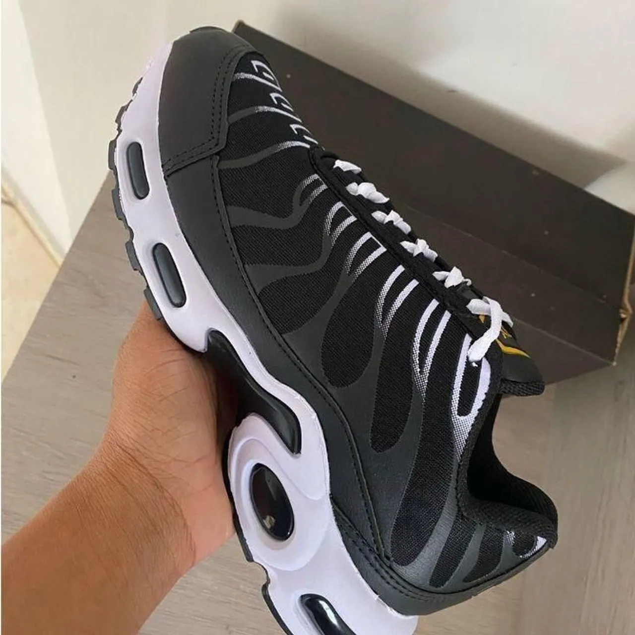 Tênis Nike Air Max Plus TN - Preto e Branco