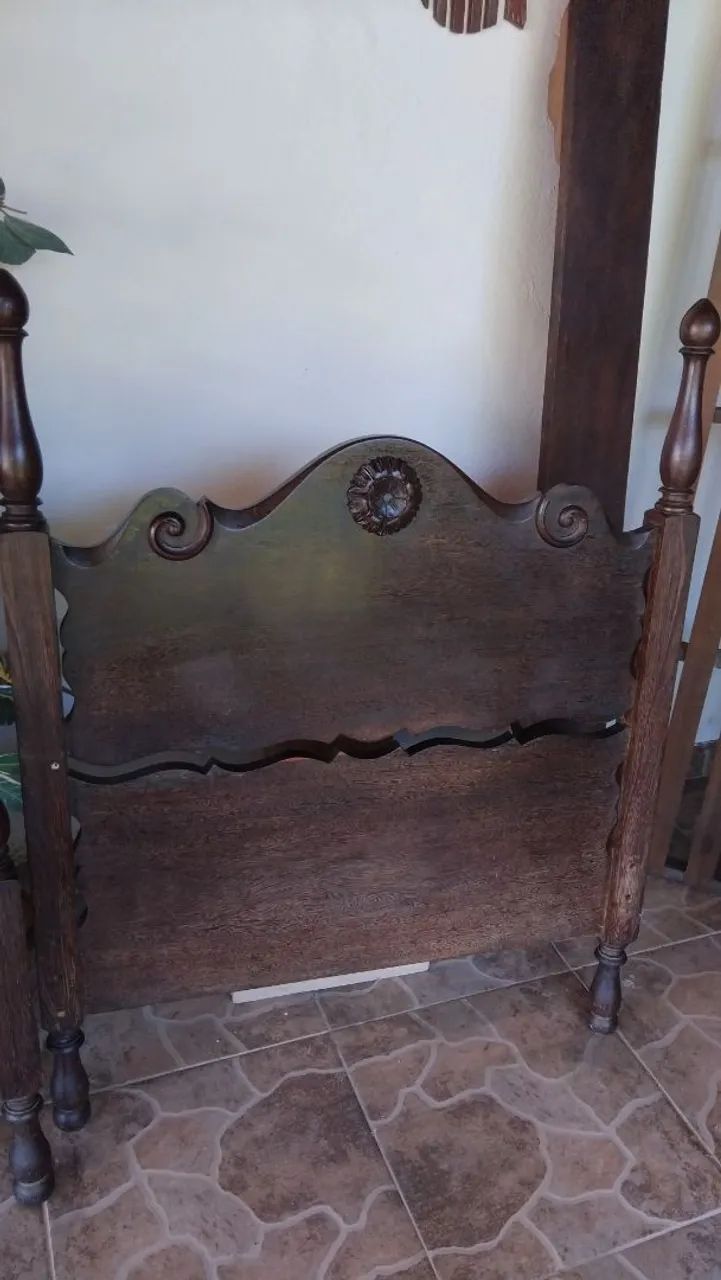 Cama de solteiro em madeira 