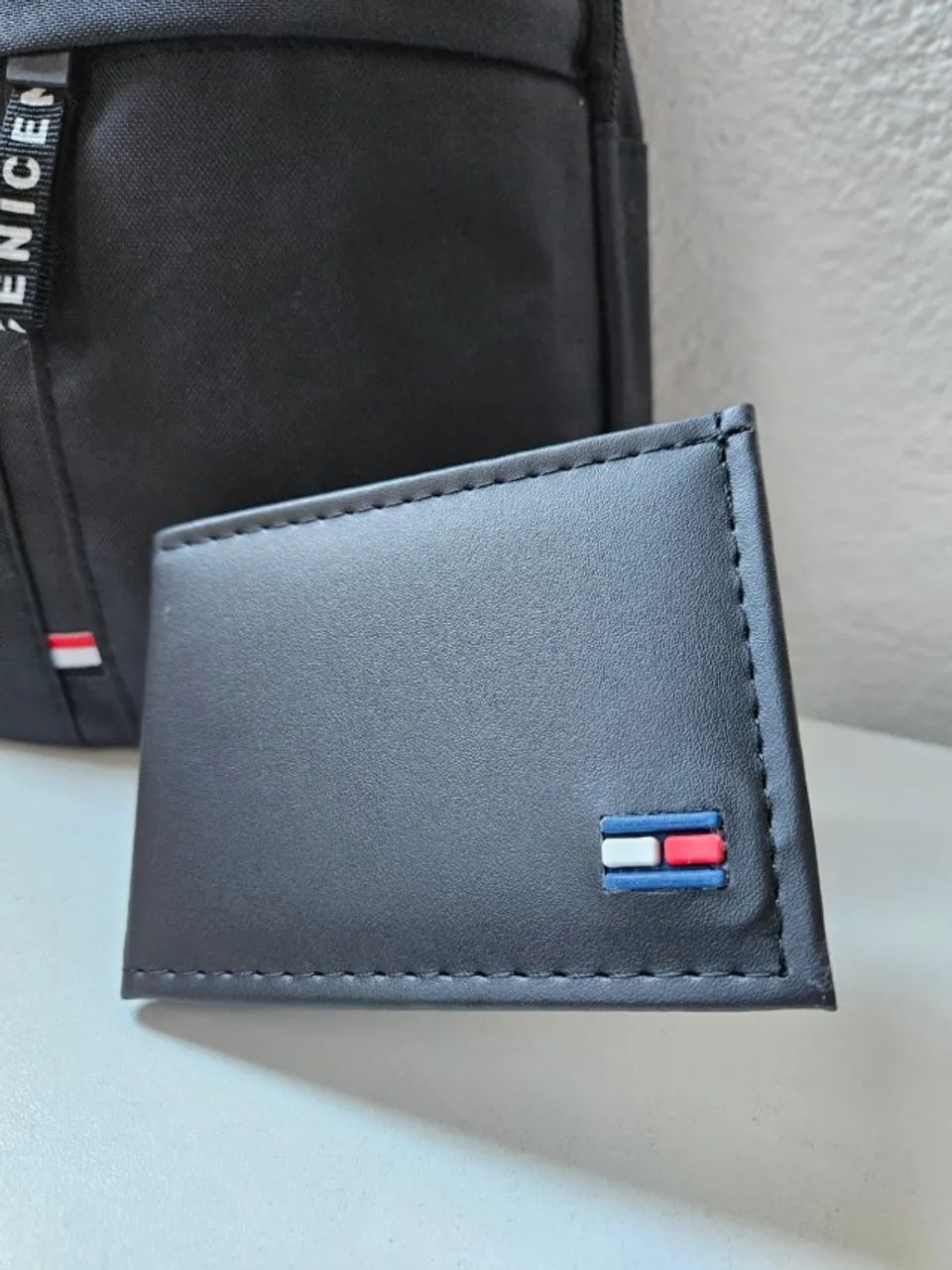 Mochila de Ombro Preta e carteira masculina - Foto 4